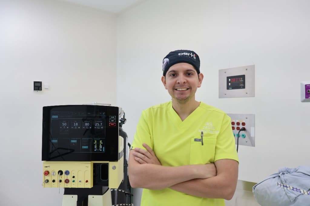 Dr. Manuel Trujillo operating with Swiss Oertli OS4 vitrectomy system